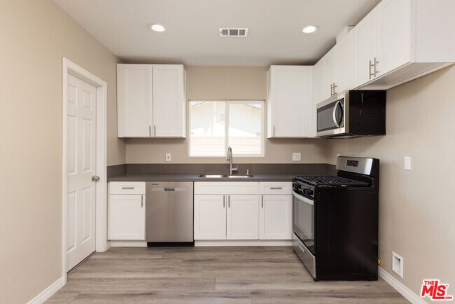 Building Photo - 9213 Langdon Ave