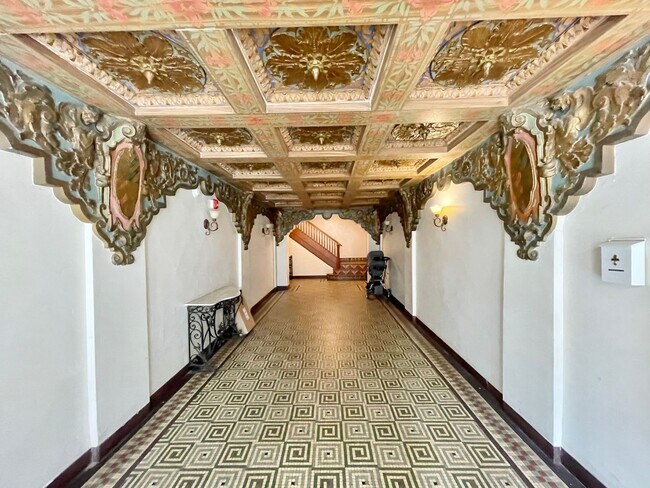 Building Photo - HUGE 2 Bed/1 Bath Marina Gem! Laundry! Progressive!