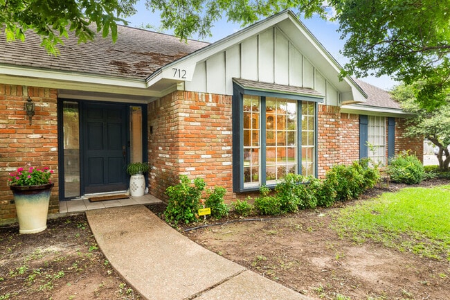 Building Photo - 712 Willow Creek Dr