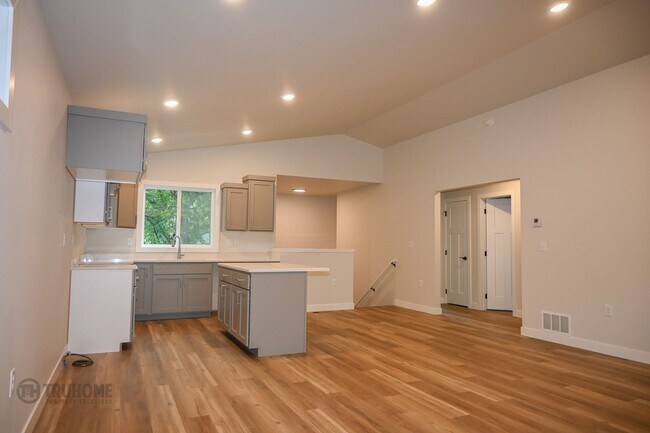 Foto del edificio - *RENT SPECIAL* Spacious 4 Bed, 2 Bath Sing...