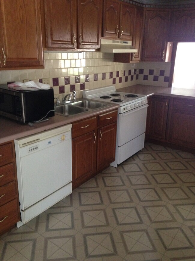 Foto del edificio - Large 4 Bed, 2 Bath Home