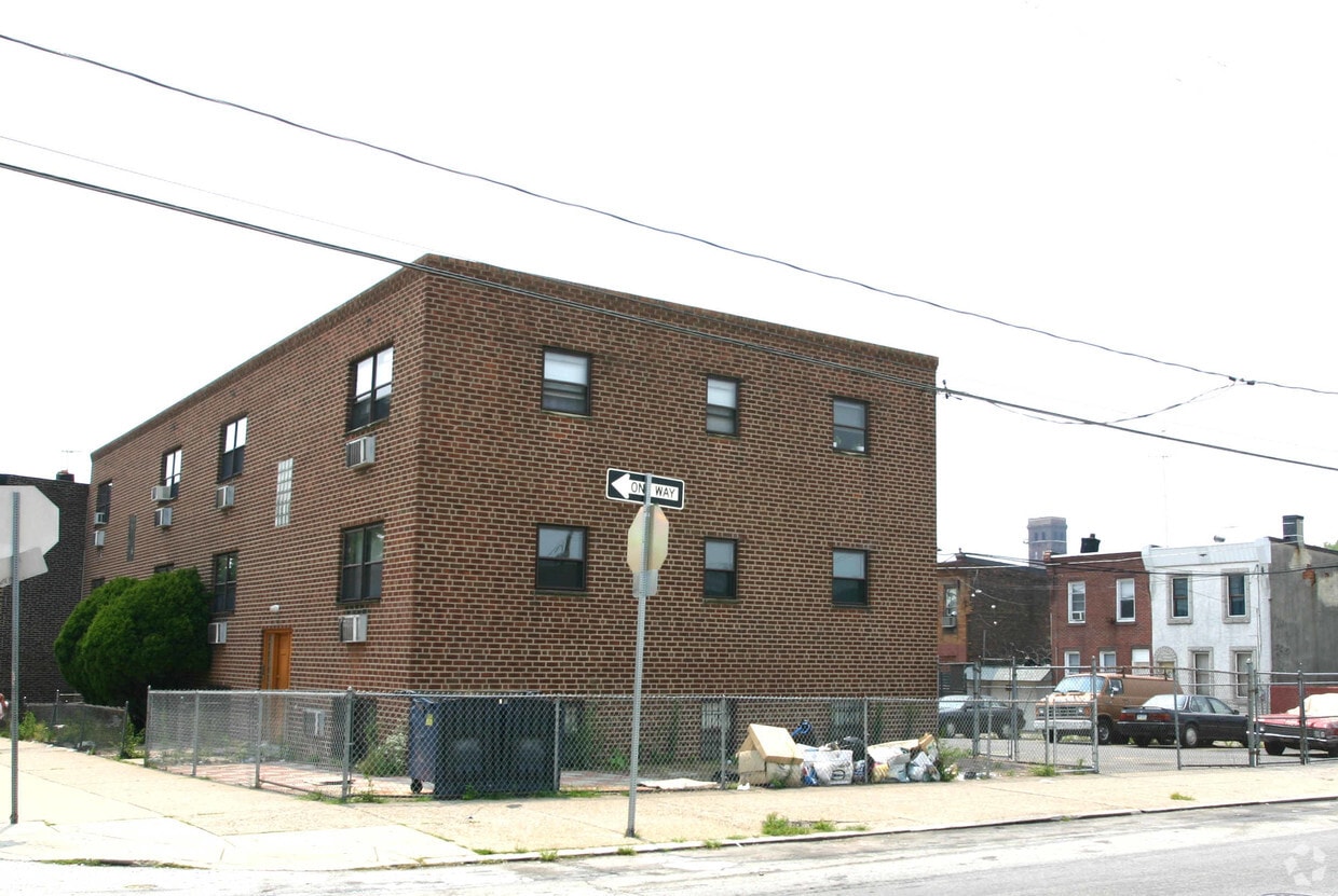 Primary Photo - 122 W Ontario St
