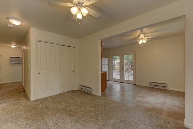 Building Photo - 114 N Willow St