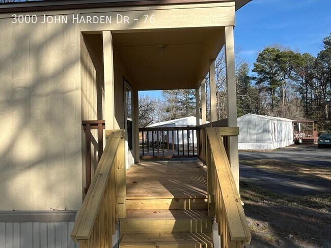 Foto del edificio - 3000 John Harden Dr