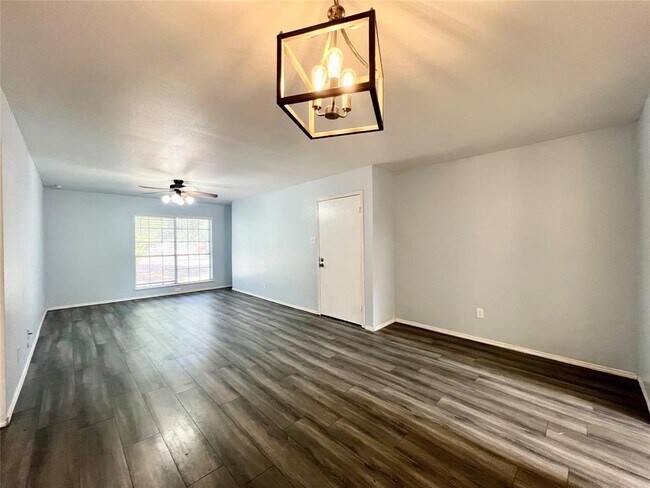Foto del edificio - 1300 Eagle Lake Rd