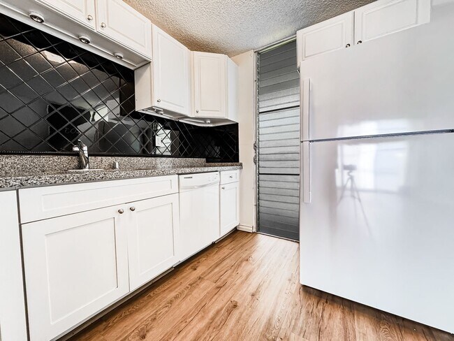 Building Photo - Updated & Breezy 2/1 Mililani Valleyview