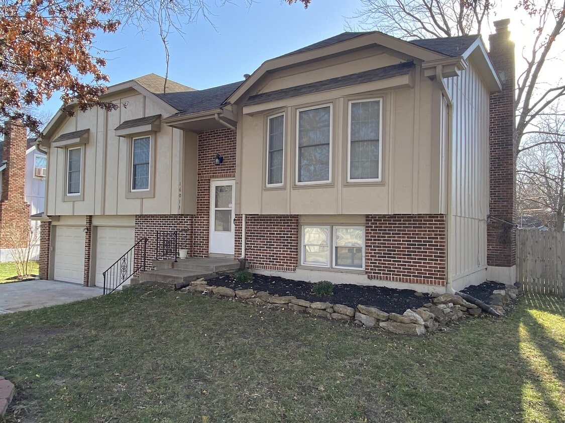16013 W 153rd Terrace, Olathe, KS 66062 House for Rent in Olathe, KS