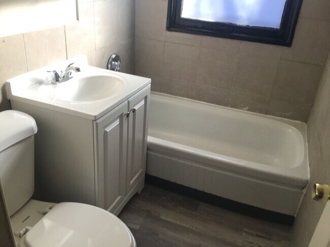 Foto del edificio - 2 bedroom single family home with detached...