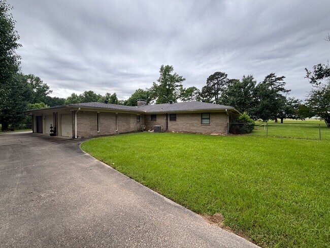 Foto del edificio - MINDEN BEAUTY ON 2 ACRE LOT