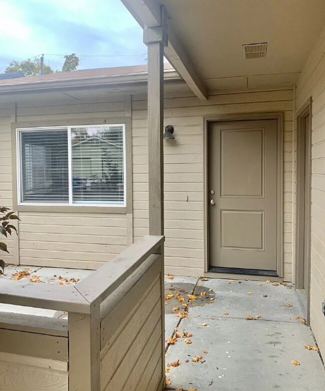 Building Photo - 3bd 2bath home backing up to the greenbelt...