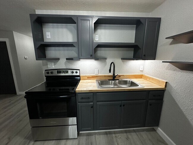 Foto del edificio - FULLY REMODELED 2 Bedroom Apartment with l...