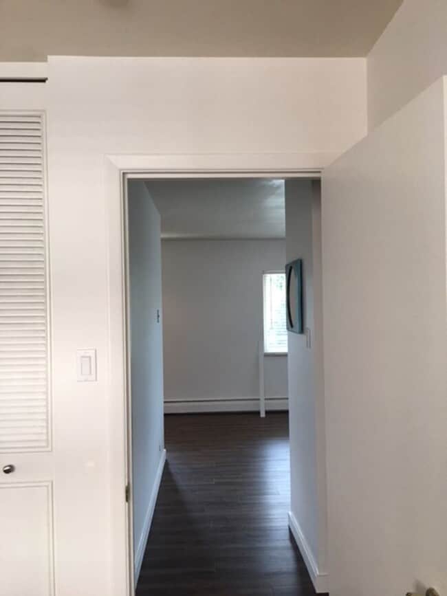 Building Photo - AMAZING LOCATION NEAR CAMPUS 2 Bed 1 Bath Condo