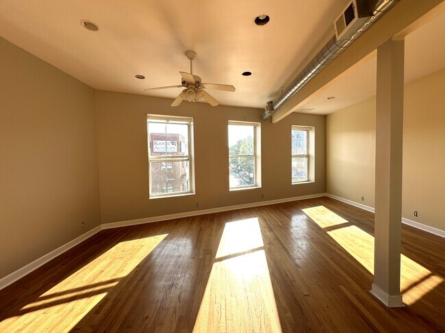 Building Photo - 4879 N Lincoln Ave