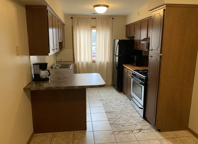 Foto del edificio - Cozy 2 Bedroom, 1 Bath Apartment with Balcony - Welcome Home!