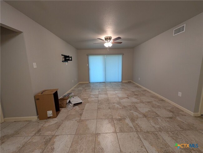 Foto del edificio - 551 Terminal Loop Rd