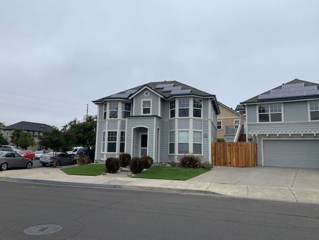 Foto del edificio - ~4 Bedroom 2.5 Bath House ~ Includes Water & has Solar ~ Huge Savings on Utilities ~