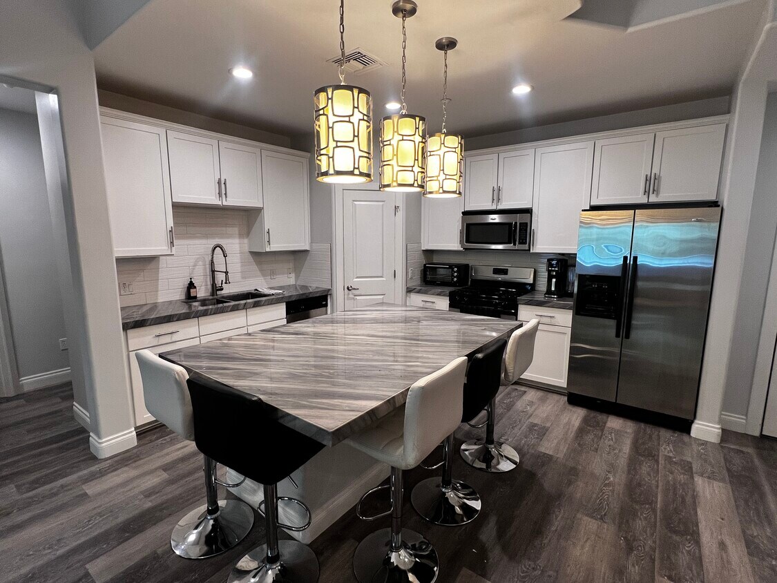 Primary Photo - 945 E Playa del Norte Dr