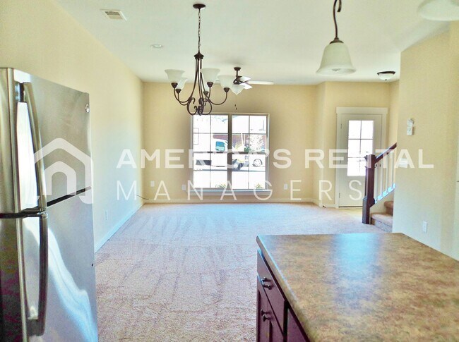Building Photo - Town Home in Birmingham! AVAILABLE NOW!!!