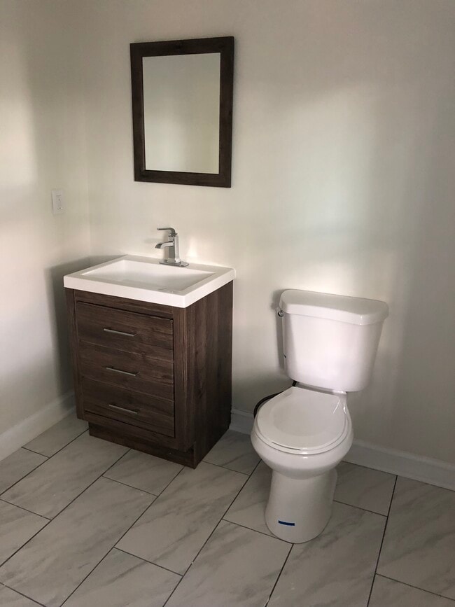 1.5 Bathroom - 17 Court street