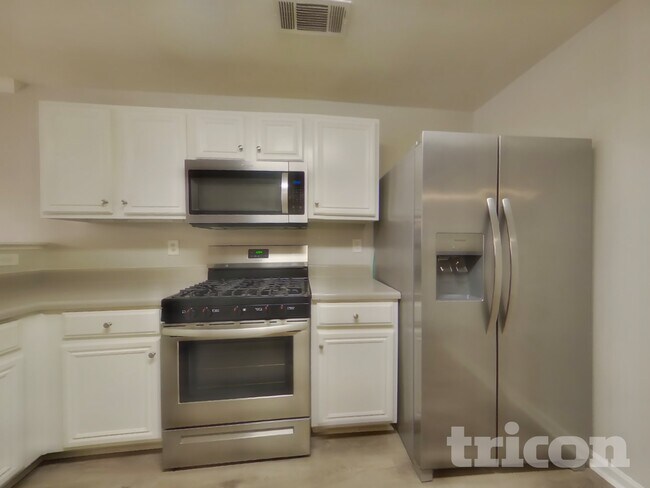 Foto del edificio - 128 Hidden Creek Dr