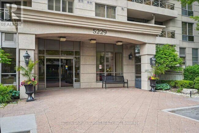 Building Photo - 5229-5229 Dundas St W