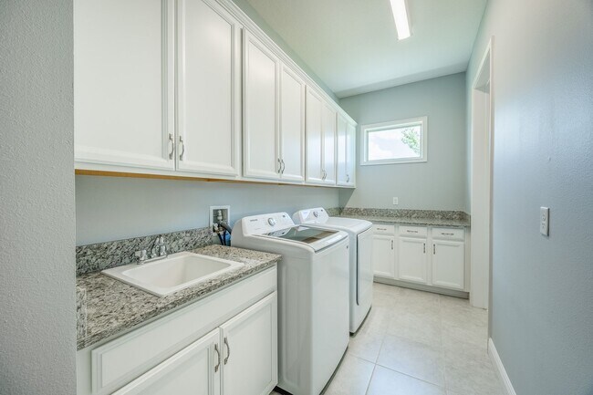 Building Photo - Luxurious 5 Bed/5Bath Home in the Sought-A...