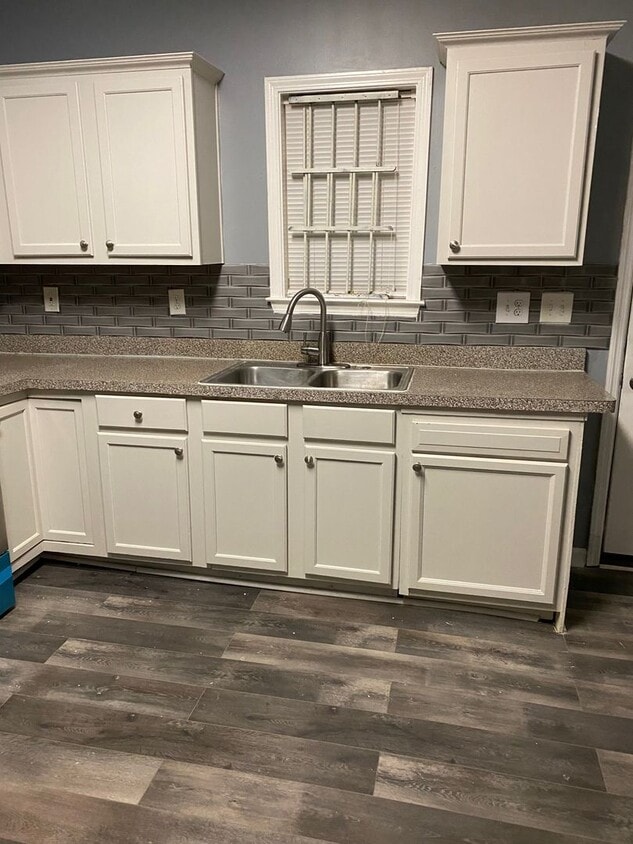 Building Photo - 4bedroom with Master on the Main!