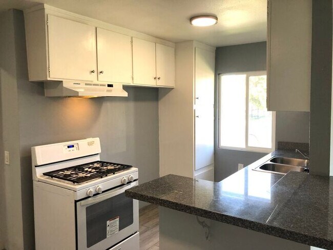 Building Photo - Newly updated - 2 Bedroom and 1 Bathroom h...
