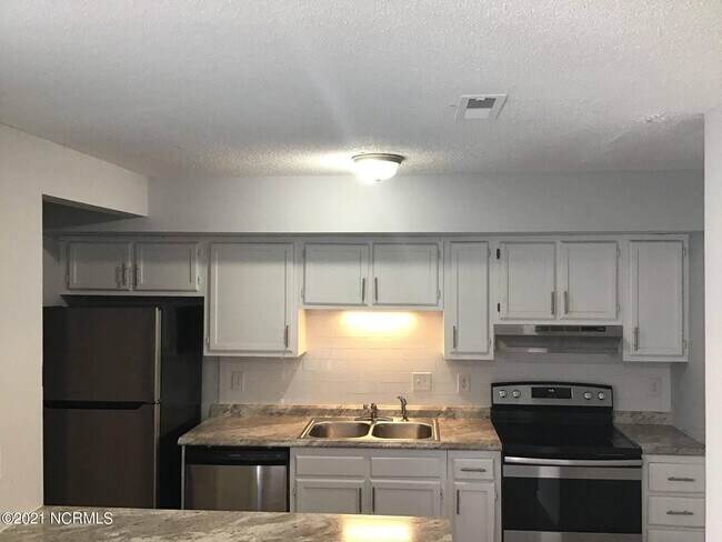 Building Photo - 308 Myrtlewood Cir