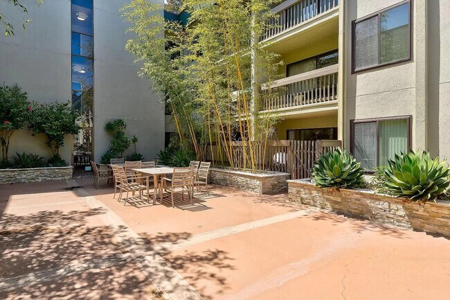 Courtyard dinning - 316 N El Camino Real