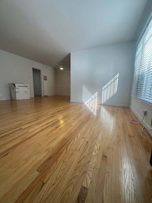 Foto del edificio - 8366 Blackburn Ave