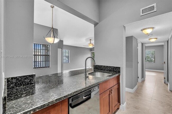 Foto del edificio - 2881 N Oakland Forest Dr