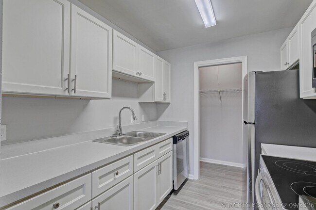 Building Photo - 9184 Roan Ln