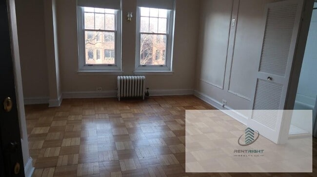 Building Photo - 1209 W Sherwin Ave