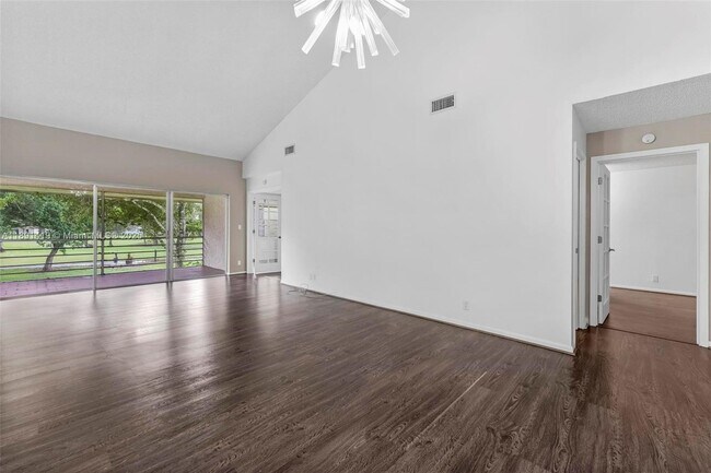 Foto del edificio - 8790 Holly Ct