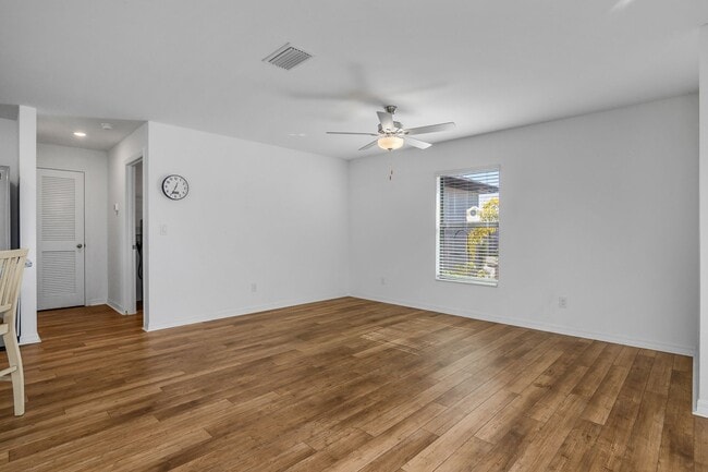 Building Photo - NOW AVAILABLE - 3/2 with 2 Car Garage in Mirror Lakes!