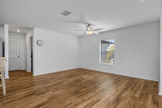 Foto del edificio - NOW AVAILABLE - 3/2 with 2 Car Garage in Mirror Lakes!