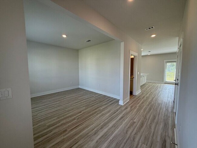 Building Photo - Gulf Breeze - Deer Ridge Crossing - 4 bedroom, 2.5 bathroom - New Construction