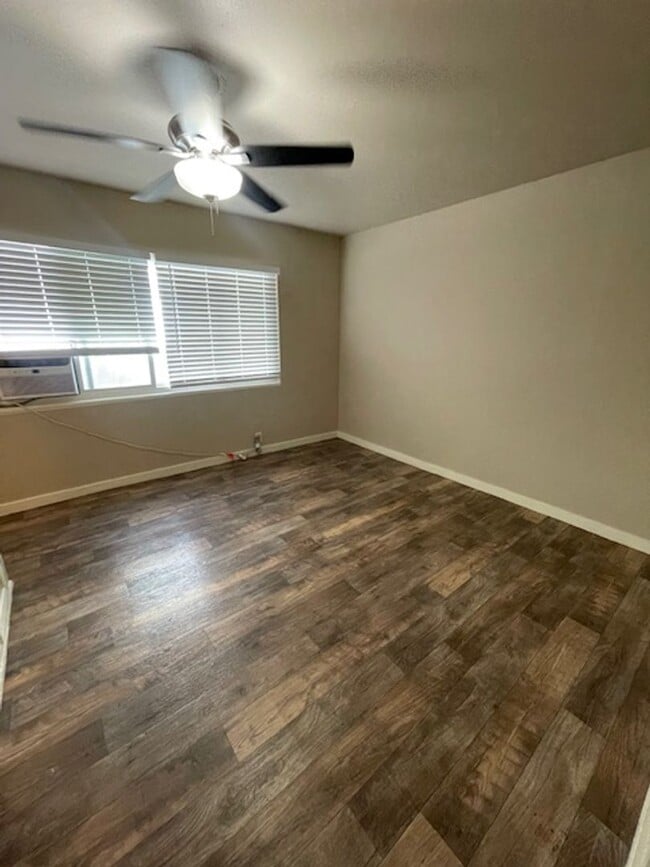 Building Photo - Cozy triplex unit, located in the Heart of...