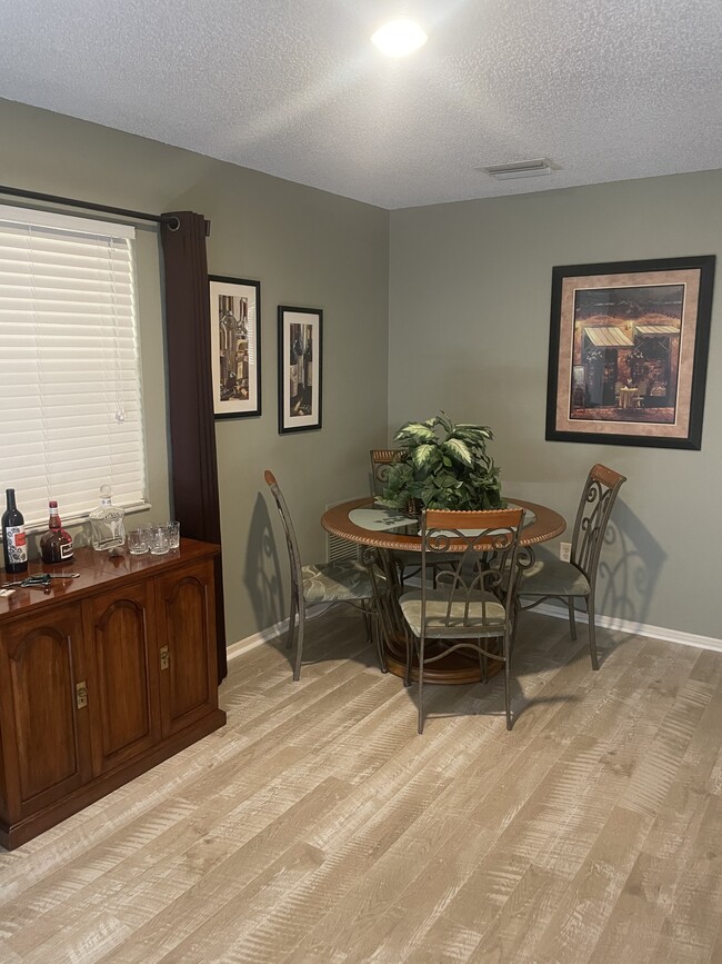 4 Seat dining with Bar and serving station - 16929 SE 94th Sunnybrook Cir