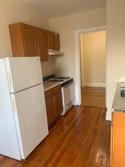 kitchen other side - 625 E 234th St
