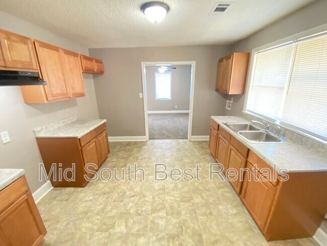Building Photo - 1592 Hugenot St