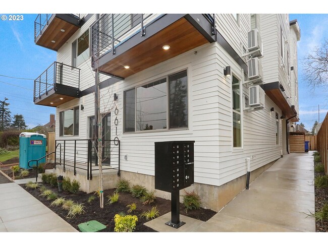 Building Photo - 6610 N Greenwich Ave