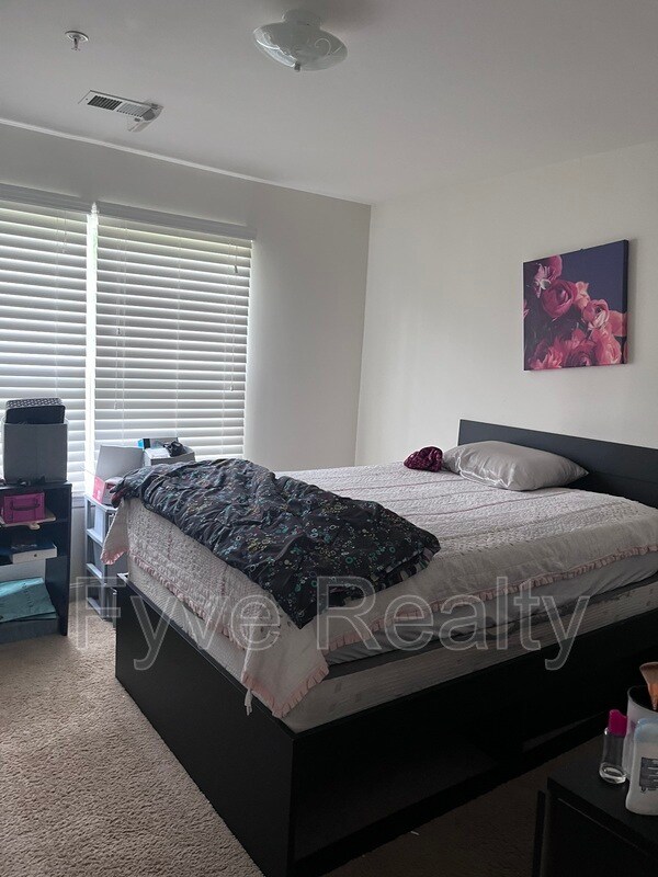 Building Photo - 10208 Rolling Green Way