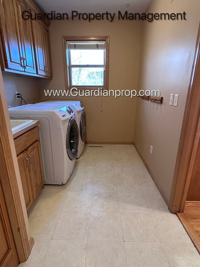 Building Photo - Brooklyn Park Single Family Home, Office, 3 Car Garage, New Carpet, Large Deck, Available Now