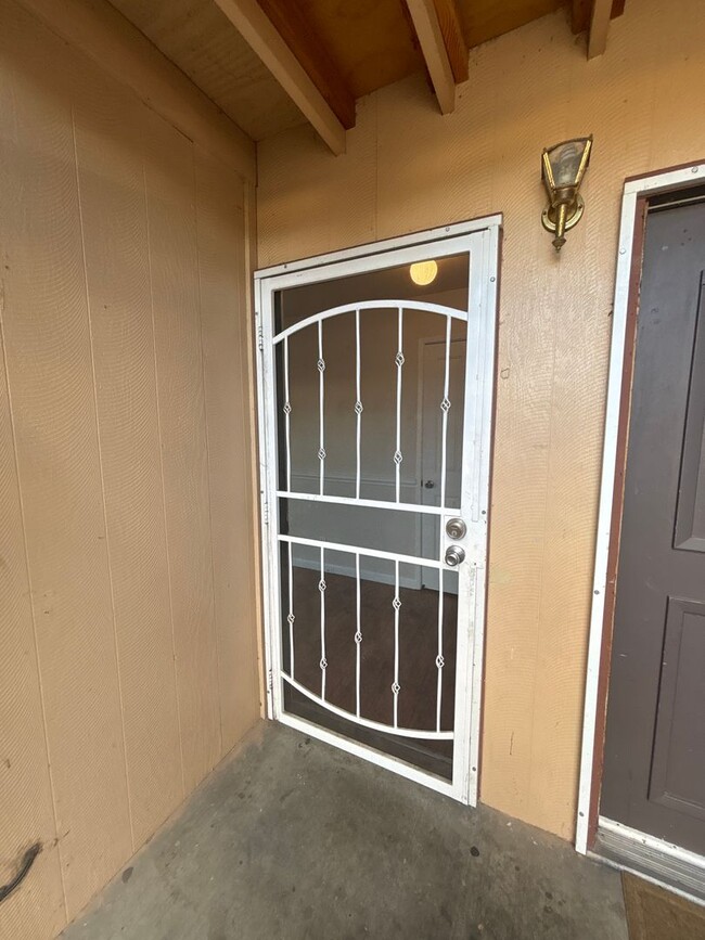 Building Photo - 2 Bedroom 1 Bath Apartment