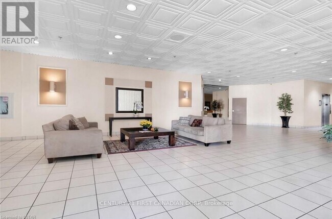 Building Photo - 380 King St