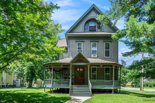 Foto del edificio - $1295 Furnished 1 Bed 1 Bath in Downtown's Beautiful Stuart Neighborhood - Ask about our Security...