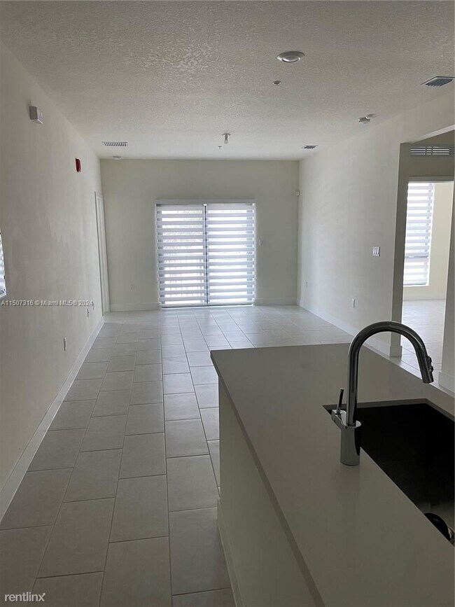 Building Photo - 3 br, 2 bath House - 8167 NW 41st St # E-201