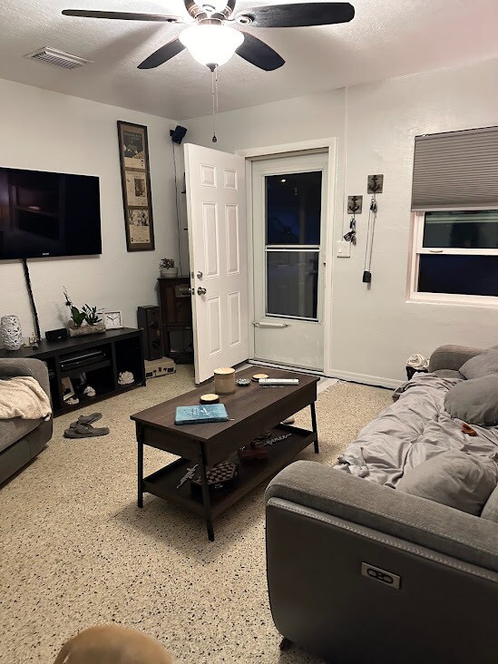 Foto del edificio - 3115 Adrian Ave